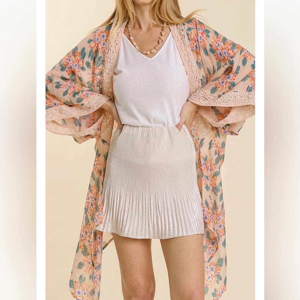 Umgee Floral Print Peach Kimono Cover Up Lace‎ Detail. Size M/L. NWT.